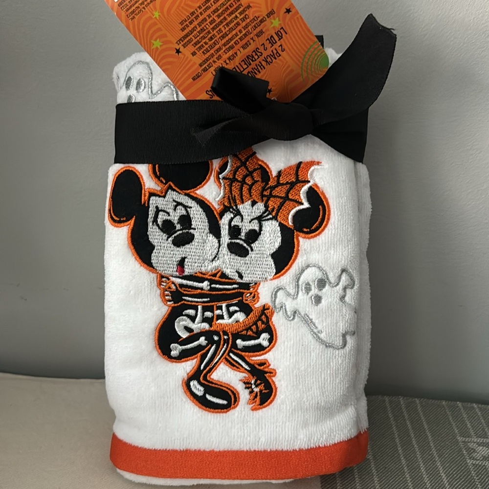 NWT Disney Mickey and Minnie embroidered hand towels - Picture 2 of 4